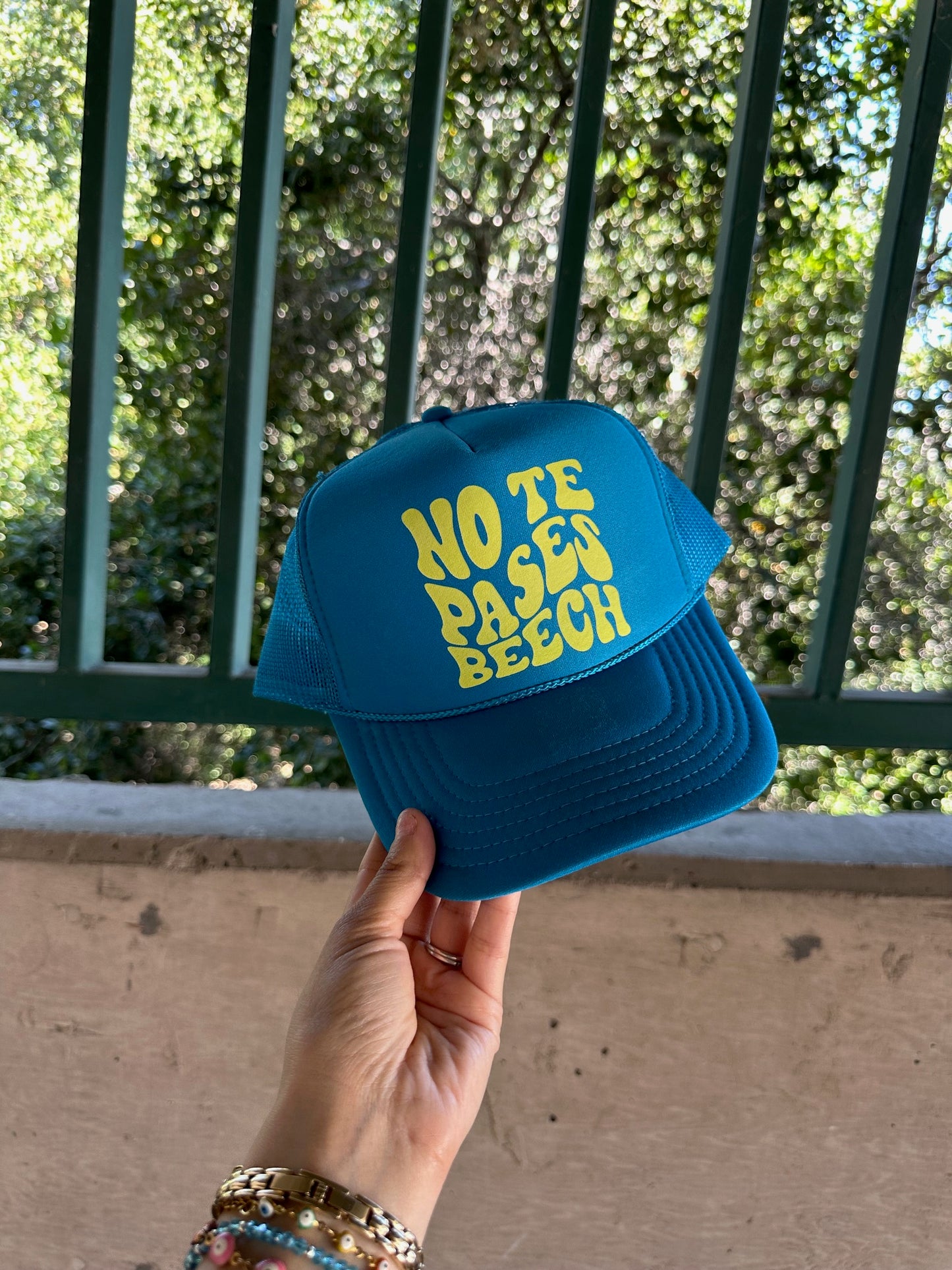 No te pases Hat